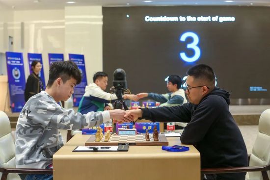 而在影片中最为神秘的宝青坊中，无数盒子组成参差不齐的墙壁，五行八卦等古老的玄学符号，光怪陆离的小妖足以证明影片《白蛇：缘起》的魅力